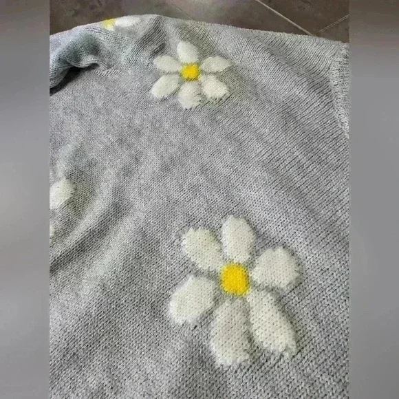 Polly & Esther Distressed Flower Sweater🌼 - Picture 2 of 6